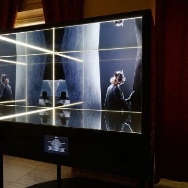 Una de las urnas que componen la exposición "Fragmentos del alma"