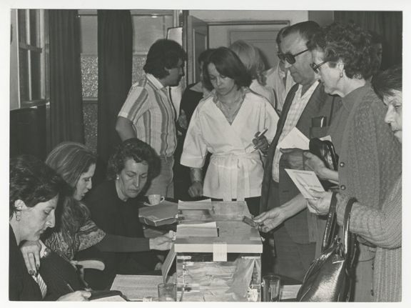 Ciudadanos votando en una mesa electoral de Madrid en las Elecciones Generales de junio de 1977 (Foto Europa Press)