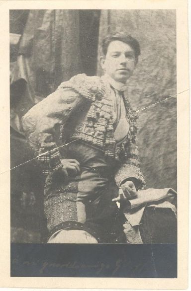 Joaquín Sorolla con traje de luces. 1885 [ca] Positivo antiguo: Gelatina DOP