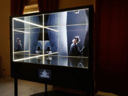 Una de las urnas que componen la exposición 