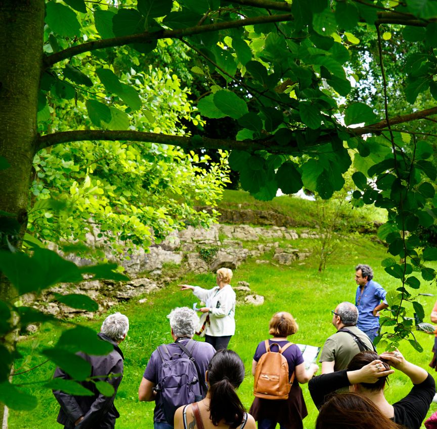 Visitantes en el recinto natural del museo