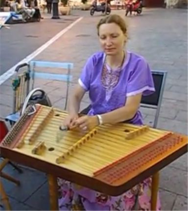 Darya tocando el cimbalo